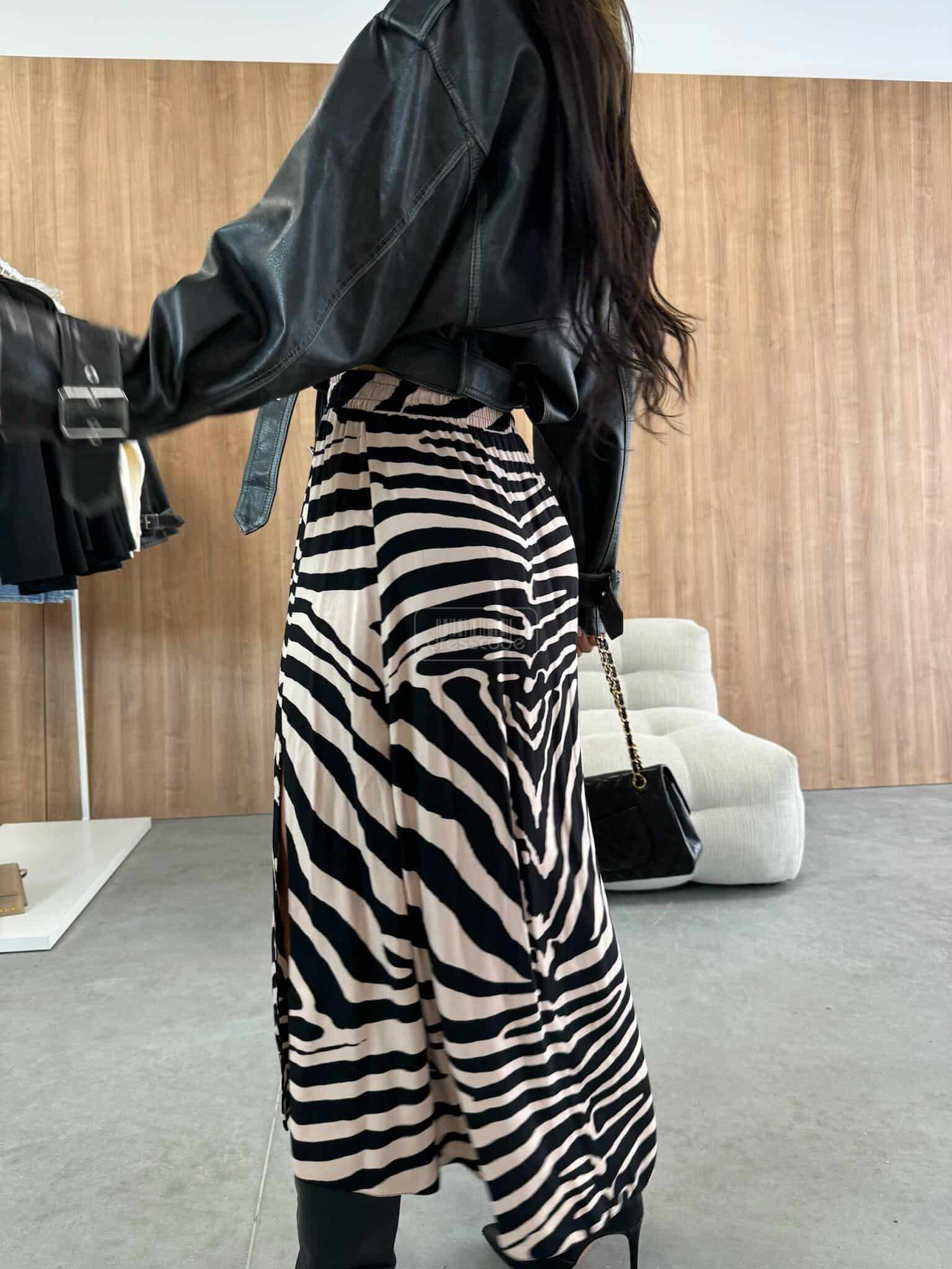 spodnica-gumka-w-pasie-bezowo-czarna_8